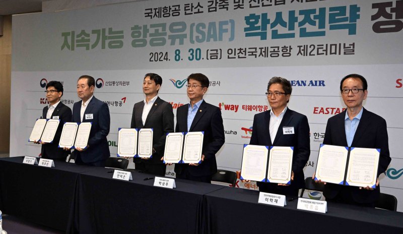 [인천공항=뉴시스] 공항사진기자단 = 30일 인천국제공항 제2터미널에서 열린 국제항공 탄소 감축 및 신산업 지원을 위한 지속가능 항공유(SAF) 확산전략 정책발표회에서 MOU가 체결되고 있다. 왼쪽부터 이정기 한국공항공사 사장 직무대행, 박주선 대한석유협회 회장, 안덕근 산업통상자원부 장관, 박상우 국토교통부 장관, 이학재 인천공항공사 사장, 박종흠 항공협회 부회장. 2024.08.30. photo@newsis.com