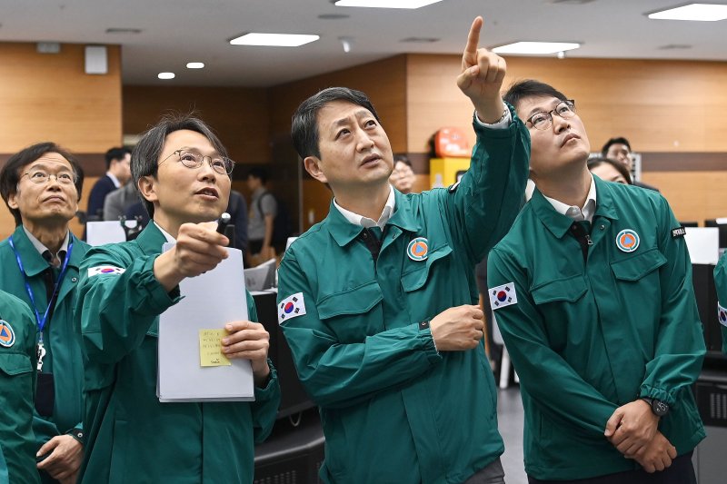 안덕근 산업통상자원부 장관이 지난달 31일 경기 의왕 전력거래소 경인전력관제센터에서 여름철 전력수급 상황점검회의를 마치고 전력관제센터 상황실을 점검하고 있다.