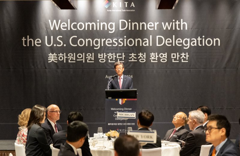 윤진식 한국무역협회 회장(단상)이 지난달 29일 서울 용산 그랜드하얏트호텔에서 열린 미국 하원의원 초청 네트워킹 간담회에서 환영사를 하고 있다. 한국무역협회 제공