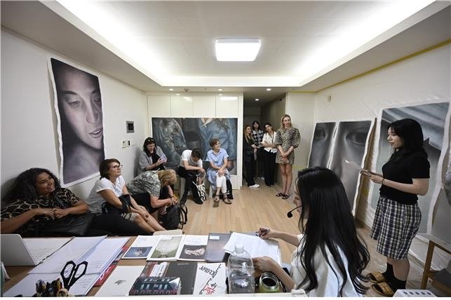 [미술소식] 해외 14개 미술관 큐레이터, 한국미술 워크숍 양유연 작가 작업실 방문 모습[예술경영지원센터 제공. 재판매 및 DB 금지]