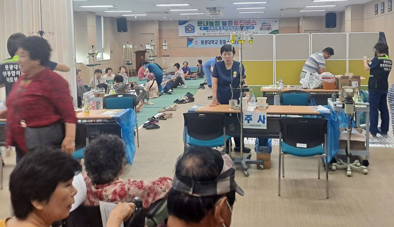 전남도는 시·군 및 농협과 협업해 추진 중인 '농촌 왕진버스 사업'<사진>이 전남 곳곳에서 의료서비스를 제공해 지역 주민들로부터 큰 호응을 얻고 있다고 2일 밝혔다. 전남도 제공