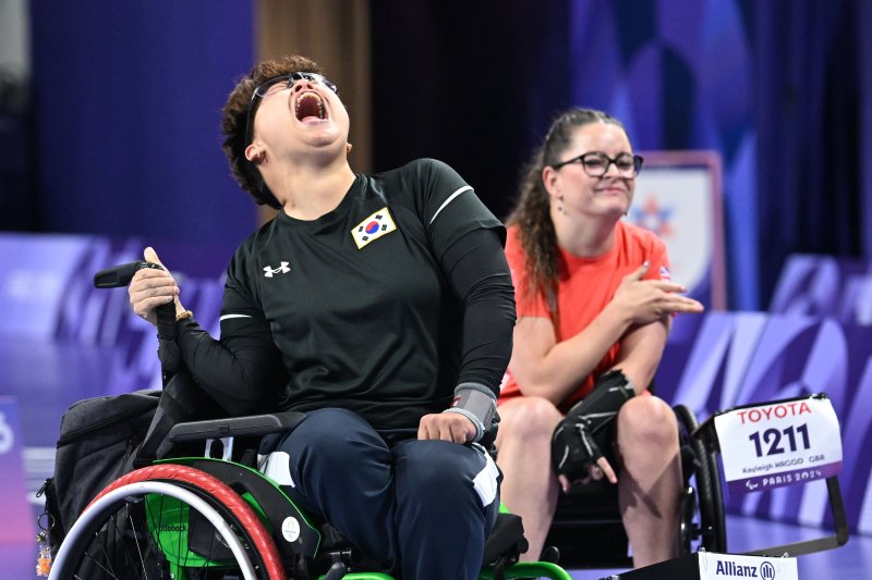 [서울=뉴시스] 보치아 국가대표 정소영이 1일(현지시각) 프랑스 수드 파리 아레나1에서 열린 '2024 파리 패럴림픽' 보치아 여자 개인(BC2) 4강전 클레어 태거트(영국)와 경기에서 승리한 뒤 포효하고 있다. (사진 = 대한장애인체육회 제공) 2024.09.01. *재판매 및 DB 금지