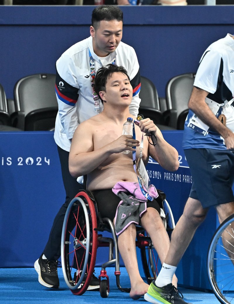 [파리=뉴시스] 사진공동취재단 = 조기성이 29일(현지시각) 프랑스 낭테르 라 데팡스 아레나에서 열린 2024 파리 패럴림픽 평영 50m(SB3등급) 결선에서 역영을 마친 뒤 아쉬워하고 있다. 2024.08.30. photo@newsis.com