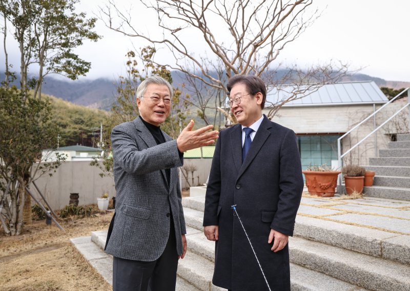 이재명 더불어민주당 대표(오른쪽)가 지난 2월 경남 양산시 하북면 평산마을을 찾아 문재인 전 대통령을 예방하고 있다. (더불어민주당 제공)