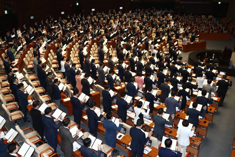 제22대 국회의원들이 2일 오후 서울 여의도 국회 본회의장에서 열린 국회 개원식 겸 제418회 국회(정기회) 개회식에서 선서를 하고 있다. 뉴스1