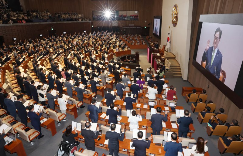 [서울=뉴시스] 조성우 기자 = 2일 오후 서울 여의도 국회에서 열린 제22대 국회 개원식 겸 제418회 국회(정기회) 개회식에서 여야 의원들이 국회의원 선서를 하고 있다. 2024.09.02. xconfind@newsis.com <저작권자ⓒ 공감언론 뉴시스통신사. 무단전재-재배포 금지.> /사진=뉴시스화상