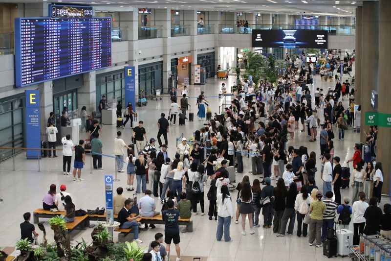 광복절 징검다리 연휴 마지막 날인 18일 인천국제공항 입국장이 여행객으로 붐비고 있다. 사진=뉴스1