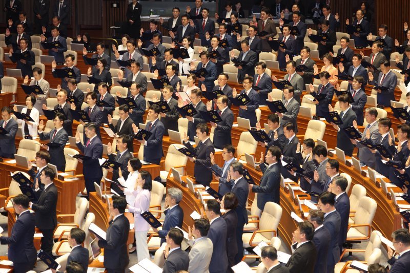 2일 오후 서울 여의도 국회 본회의장에서 열린 제22대 국회 개원식 겸 제418회 국회(정기회) 개회식에서 의원들이 선서를 하고 있다. /사진=뉴스1