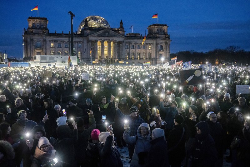 지난 1월 21일 독일 베를린의 연방의회 의사당 앞에서 극우 정당 '독일을 위한 대안(AfD)'에 반대하는 시위대가 휴대전화의 플래시를 켜고 있다.AP연합뉴스