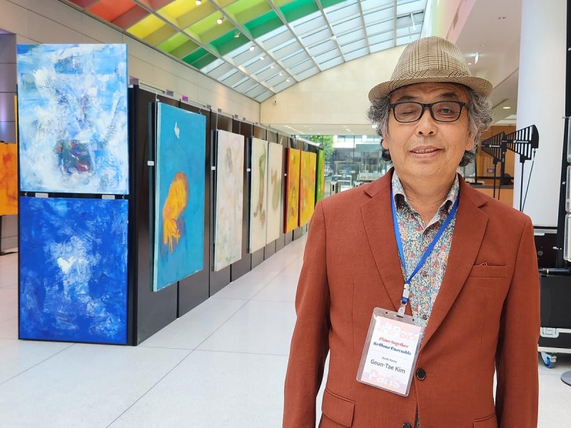 김근태 화백 (파리=연합뉴스) 송진원 특파원 = 시각과 청각 장애가 있는 김근태 화백이 2일(현지시간) 프랑스 파리 OECD 본부에서 열린 제 4회 아트패러 개막식에서 작품을 선보이고 있다. san@yna.co.kr 2024.09.02