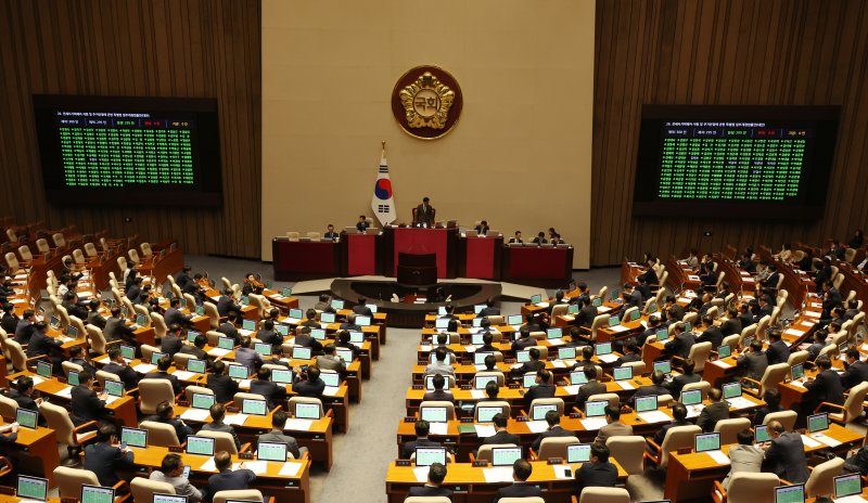 [서울=뉴시스] 고승민 기자 = 지난달 28일 서울 여의도 국회에서 열린 제417회 국회(임시회) 제2차 본회의에서 전세사기피해자 지원 및 주거안정에 관한 특별법 일부개정법률안(대안)이 재석 295인, 찬성 295인으로 가결되고 있다. 2024.08.28. kkssmm99@newsis.com