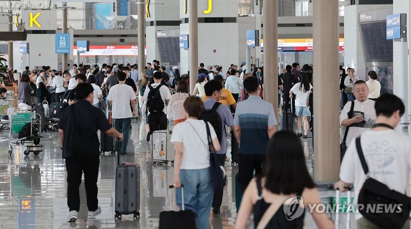 출국납부금 부담금 3천원 인하…면제 대상도 확대 (영종도=연합뉴스) 김인철 기자 = 국내 공항, 항만을 통해 해외로 출국하는 내·외국인을 대상으로 징수하는 출국납부금 부담금이 1만원에서 7천원으로 인하된 1일 인천국제공항 제1여객터미널 출국장에서 공항 이용객들이 이동하고 있다. 2024.7.1 yatoya@yna.co.kr (끝)