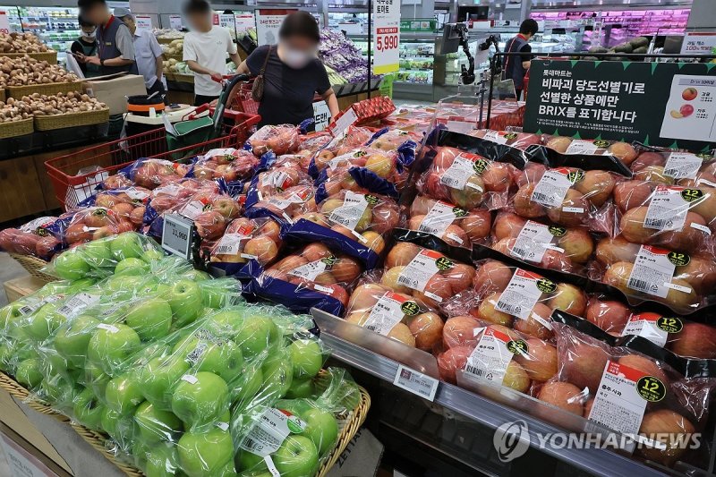 서울 한 대형마트의 사과 판매대. 연합뉴스