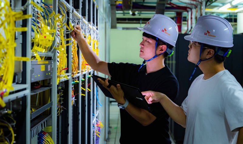 SKT·SKB, 800Gbps 대용량 유선망 국내 최초 도입.. "AI 시대 선제 대응"