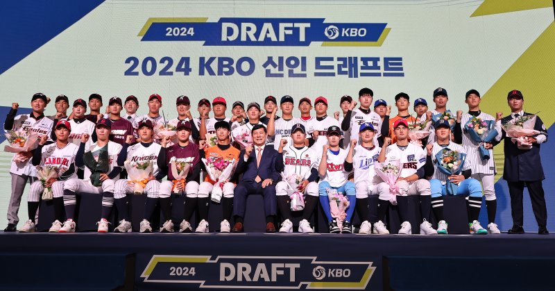 서울 중구 웨스틴조선호텔 그랜드볼룸에서 ‘2024 KBO 신인 드래프트’에서 허구연 KBO 총재(앞줄 오른쪽 여섯번째)와 지명 받은 110명의 선수들이 기념 촬영을 하고 있다. 뉴스1