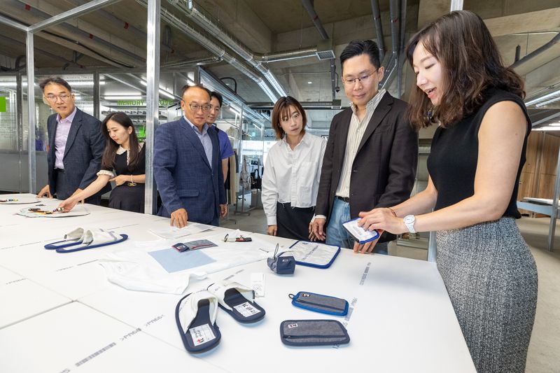 지난 2일 서울시 강남구에 위치한 래코드 청담 플래그십스토어에서 관계자들이 업사이클링 굿즈 샘플을 확인하고 있다. KT 제공