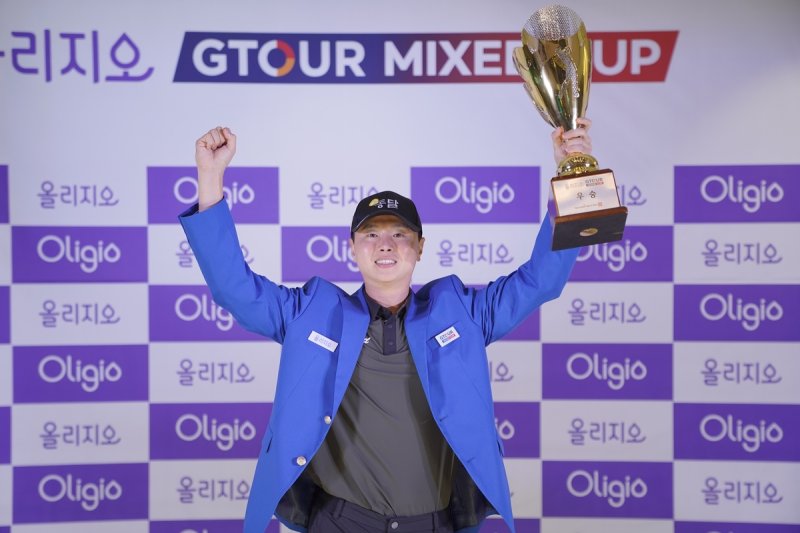 '2024 올리지오 GTOUR MIXED CUP 우승자 염돈웅. 골프존 제공