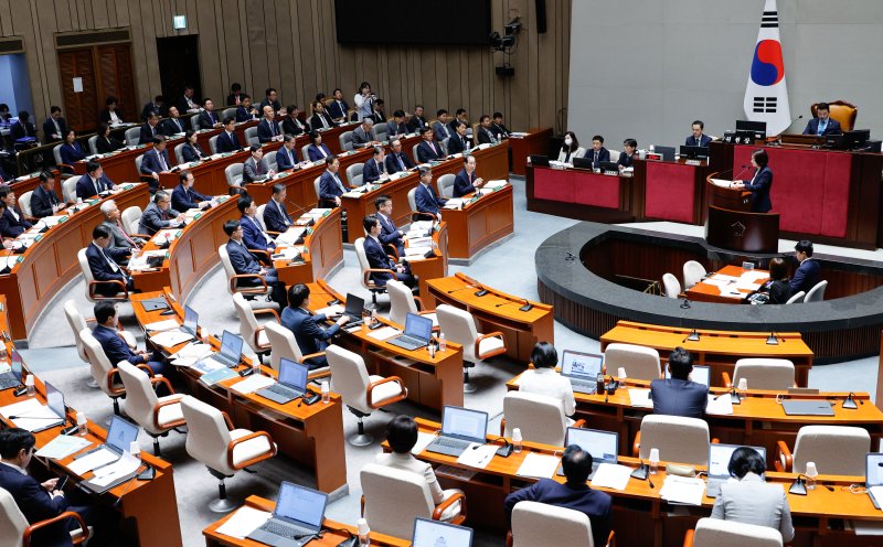 한덕수 국무총리가 2일 오전 서울 여의도 국회에서 열린 제418회국회(정기회) 제1차 예산결산특별위원회 전체회의에서 황정아 더불어민주당 의원 질의에 답하고 있다. 뉴스1