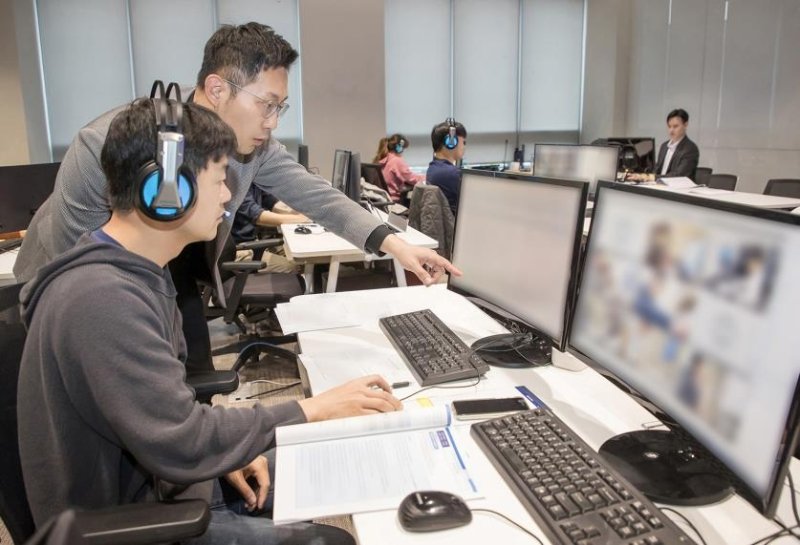 지난 4월 20일 경기도 용인에 위치한 삼성전자 인재개발원에서 삼성전자 감독관들이 GSAT 응시자들을 대상으로 예비 소집을 진행하고 있는 모습. 삼성 제공