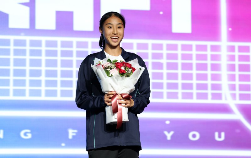 [서울=뉴시스] 김선웅 기자 = 3일 서울 강서구 메이필드호텔에서 열린 2024-2025 한국배구연맹(KOVO) 여자 신인선수 드래프트에서 1라운드 2순위 GS칼텍스의 지명을 받은 최유림(전주 근영여고)이 기념촬영을 하고 있다. 2024.09.03. mangusta@newsis.com