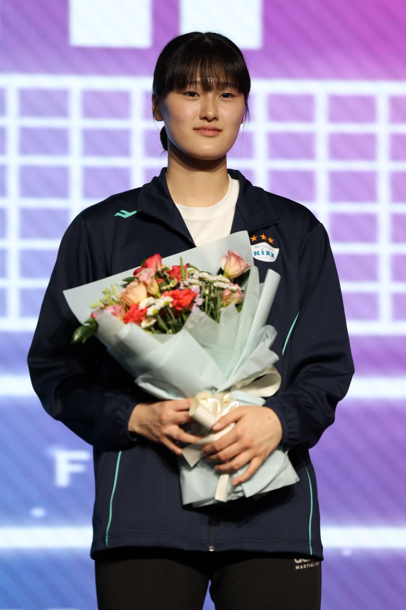 [서울=뉴시스] 김선웅 기자 = 3일 서울 강서구 메이필드호텔에서 열린 2024-2025 한국배구연맹(KOVO) 여자 신인선수 드래프트에서 1라운드 2순위 GS칼텍스의 지명을 받은 이주아(목포여상)가 기념촬영을 하고 있다. 2024.09.03. mangusta@newsis.com