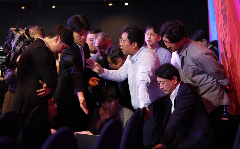 [서울=뉴시스] 김선웅 기자 = 3일 서울 강서구 메이필드호텔에서 열린 2024-2025 한국배구연맹(KOVO) 여자 신인선수 드래프트에서 지명권 추첨 기계 오류가 발생해 연맹 및 각 구단 관계자들이 관련 논의를 진행하고 있다. 2024.09.03. mangusta@newsis.com