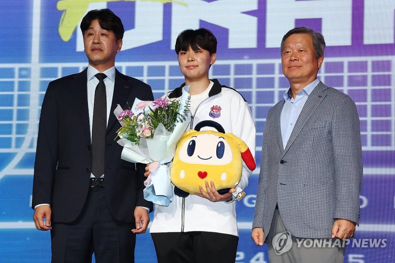 여자배구 신인 드래프트 1라운드 1순위 김다은, 한국도로공사로 여자배구 신인 드래프트 1라운드 1순위 김다은, 한국도로공사로 (서울=연합뉴스) 서대연 기자 = 3일 오후 서울 강서구 메이필드 호텔에서 열린 2024-2025 KOVO 여자 신인선수 드래프트에서 1라운드 1순위로 한국도로공사에 지명을 받은 김다은(가운데)이 김종민 감독(왼쪽), 김일환 단장과 기념촬영을 하고 있다. 2024.9.3 dwise@yna.co.kr (끝)