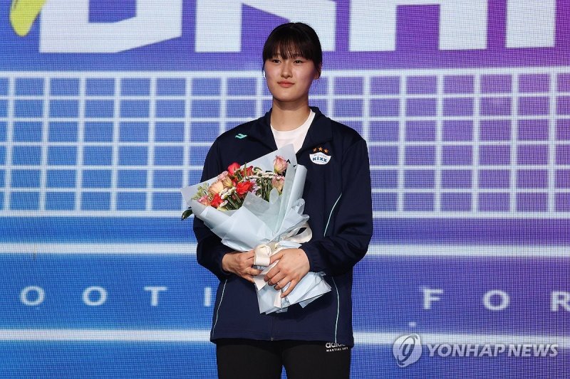 이주아, 1라운드 3순위로 GS칼텍스에 지명 이주아, 1라운드 3순위로 GS칼텍스에 지명 (서울=연합뉴스) 서대연 기자 = 3일 오후 서울 강서구 메이필드 호텔에서 열린 2024-2025 KOVO 여자 신인선수 드래프트에서 1라운드 3순위로 GS칼텍스에 지명을 받은 이주아가 기념촬영을 하고 있다. 2024.9.3 dwise@yna.co.kr (끝)