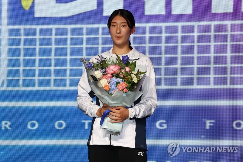 최연진, 1라운드 6순위로 IBK기업은행에 지명 최연진, 1라운드 6순위로 IBK기업은행에 지명 (서울=연합뉴스) 서대연 기자 = 3일 오후 서울 강서구 메이필드 호텔에서 열린 2024-2025 KOVO 여자 신인선수 드래프트에서 1라운드 6순위로 IBK기업은행에 지명을 받은 최연진이 기념촬영을 하고 있다. 2024.9.3 dwise@yna.co.kr (끝)