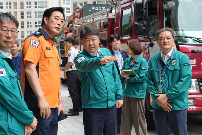 오은택 남구청장이 지난 2일 부산 남구 대연동의 한 아파트에서 전기차 화재사고 예방 소방·전기시설 점검에 나섰다. 남구청 제공