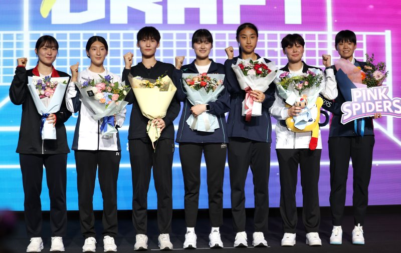 [서울=뉴시스] 김선웅 기자 = 3일 서울 강서구 메이필드호텔에서 열린 2024-2025 한국배구연맹(KOVO) 여자 신인선수 드래프트에서, 1라운드 구단 지명을 받은 신인 선수들이 기념사진을 촬영하고 있다. 왼쪽부터 정관장 전다빈, IBK기업은행 최연진, 현대건설 강서우, GS칼텍스 이주아, 최유림, 한국도로공사 김다은, 흥국생명 이채민. 2024.09.03. mangusta@newsis.com