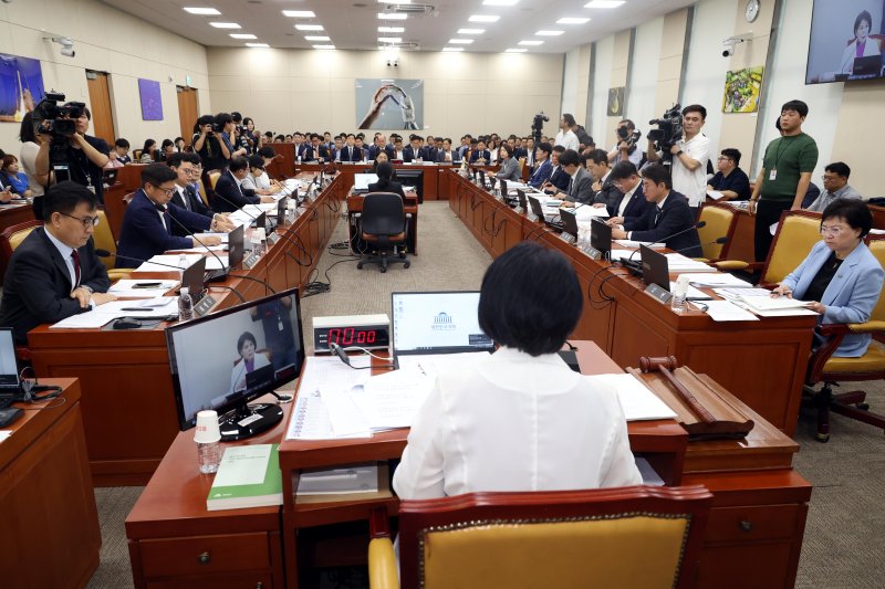 최민희 국회 과방위원장이 26일 서울 여의도 국회에서 열린 과학기술정보방송통신위원회 전체회의에서 회의를주재하고 있다. 뉴시스