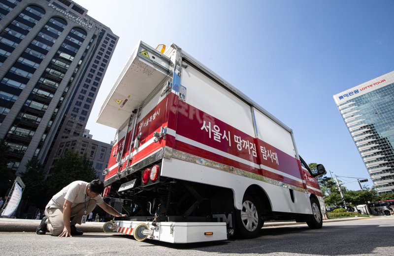 서울 도심에서 잇단 땅꺼짐(싱크홀) 사고가 이어지고 있는 가운데 3일 서울 중구 청계광장 인근에서 서울시 재난안전실 도로관리과 직원들이 땅꺼짐 탐사대 차량에 실린 장비를 점검하고 있다. 뉴스1