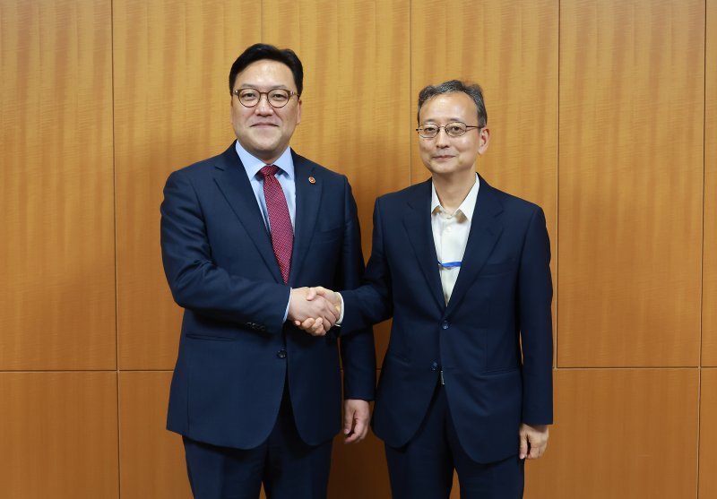 한·일 금융당국 수장 "금융시장 변동성 적기 대응 협력 강화"