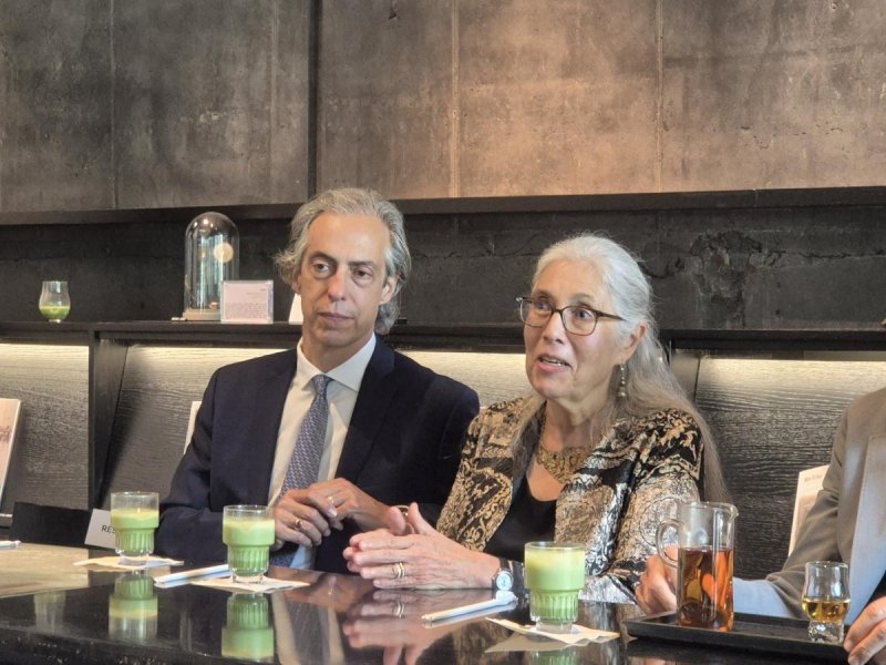 마크 로스코와 이우환, 서울에서 조응하다…페이스갤러리 2인전 (서울=연합뉴스) 황희경 기자 = 마크 로스코의 아들인 크리스토퍼 로스코(왼쪽)과 딸 케이트 로스코 프리젤이 3일 서울 한남동의 한 카페에서 로스코와 로스코 작품에 대해 설명하고 있다. 2024.9.4. zitrone@yna.co.kr