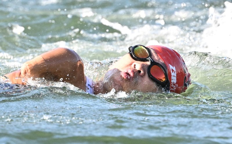 김황태가 2일(현지시간) 프랑스 파리 알렉상드로 3세 다리 인근에서 열린 2024 파리 패럴림픽 남자 트라이애슬론(철인 3종) PTS3 등급 경기에서 역영을 하고 있다. (사진공동취재단) 2024.09.02/뉴스1