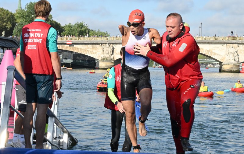 김황태가 2일(현지시간) 프랑스 파리 알렉상드로 3세 다리 인근에서 열린 2024 파리 패럴림픽 남자 트라이애슬론(철인 3종) PTS3 등급 경기에서 역영을 마친 후 센강에서 나오고 있다. (사진공동취재단) 2024.09.02/뉴스1