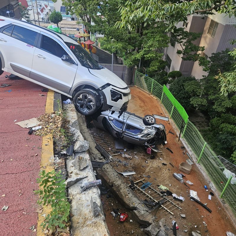 부산 아파트 경사로서 택시와 SUV 충돌...3명 부상