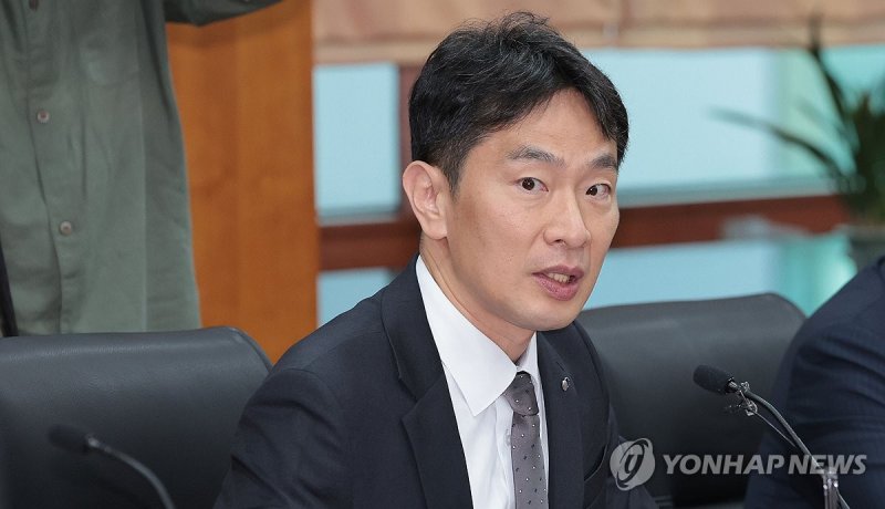 이복현 금감원장 “상장사 공개매수 경쟁 과열..예의주시”