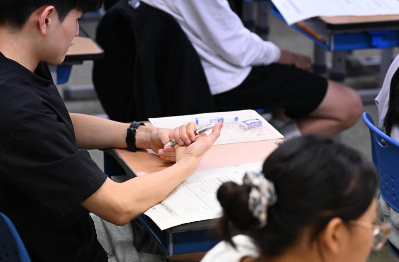 작년 수능보다 난이도 낮아진 9월 모평…"국·수·영 모두 쉬웠다"