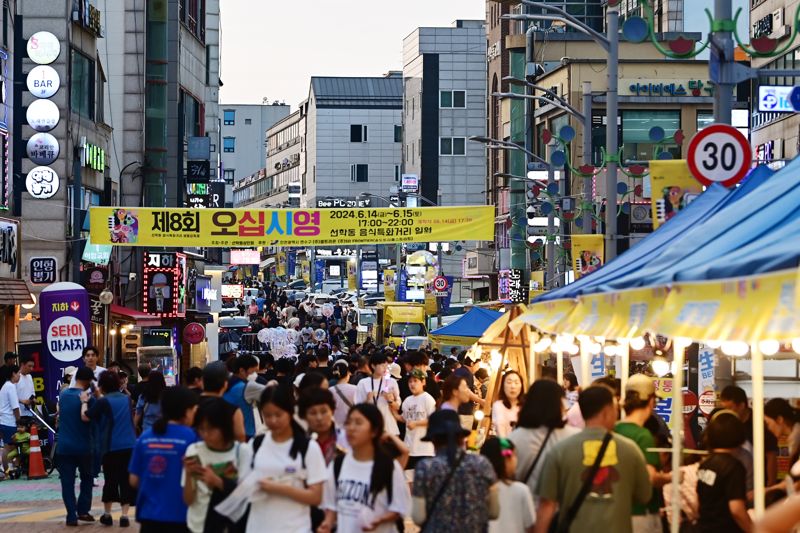 인천 연수구는 송도국제도시에 음식특화거리 조성을 추진한다. 사진은 선학음식문화거리 전경. 인천 연수구 제공.