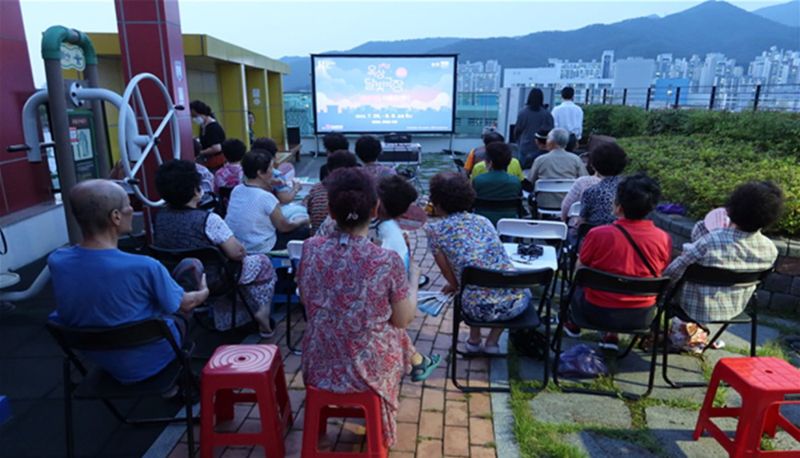 지난해 야외에서 진행된 ‘부산 산복도로 옥상달빛극장’ 상영회 현장. 부산시 제공