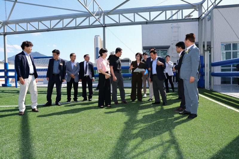 [양산=뉴시스] 안지율 기자 = 나동연 시장이 쌍벽루국민체육센터를 둘러보고 있다. (사진=양산시 제공) 2024.09.04. photo@newsis.com *재판매 및 DB 금지