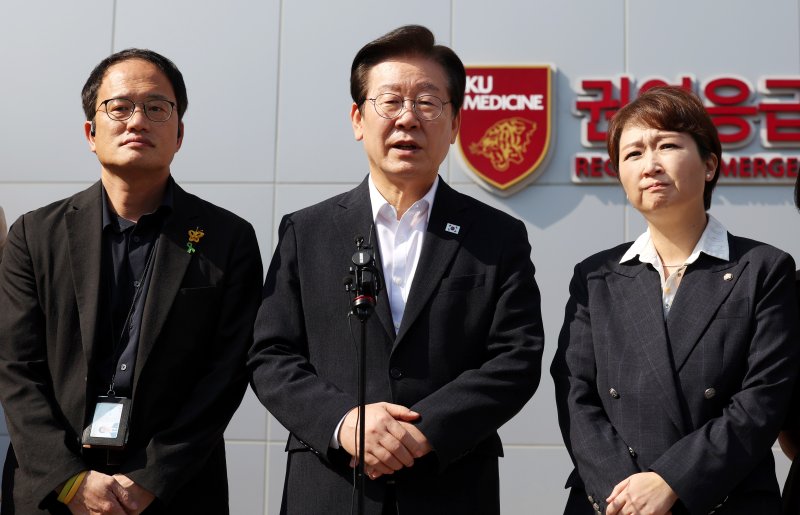 이재명 더불어민주당 대표가 4일 오후 서울 성북구 고려대학교 안암병원 권역응급의료센터를 방문한 후 취재진의 질문에 답변하고 있다. 사진=뉴시스