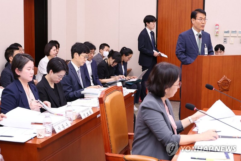 김병찬 경찰청 국가수사본부 수사국장이 4일 오후 국회 여성가족위원회 전체회의에서 '딥페이크 성범죄' 대응 방안에 대해 보고하고 있다. 연합뉴스