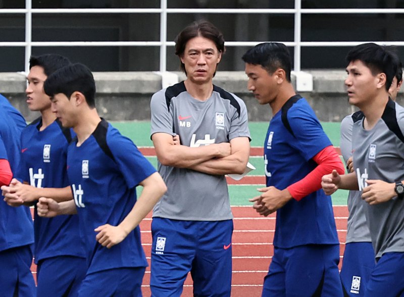 홍명보 대한민국 축구 국가대표팀 감독이 지난 2일 오후 경기 고양시 고양종합운동장에서 열린 공개훈련에서 선수들을 지켜보고 있다. 뉴시스