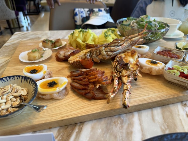 쉐라톤 그랜드 다낭 리조트의 레스토랑 '테이블 88'의 메뉴 미꽝. 다양한 토핑과 함께 쌀국수를 비벼 먹을 수 있는 음식이다. ⓒ 뉴스1 김형준 기자