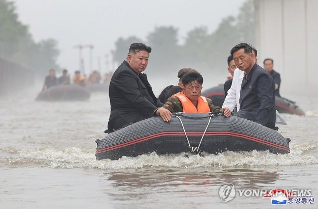 침수지역 보고 표정 굳은 北 김정은…"간부 무더기 처형한 듯"