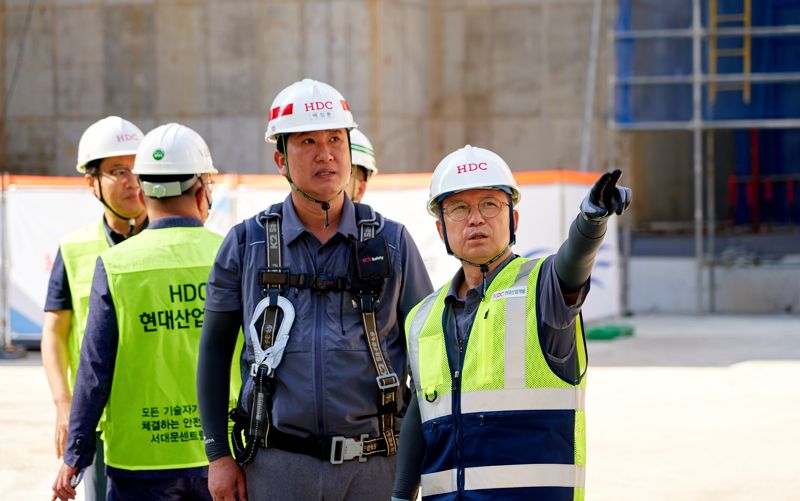 지난 4일 서울 서대문 센트럴 아이파크 건설현장에서 백정환 현장 안전보건책임자(왼쪽), 조태제 HDC현대산업개발 CSO 대표이사가 안전점검을 하고 있다. HDC현대산업개발 제공