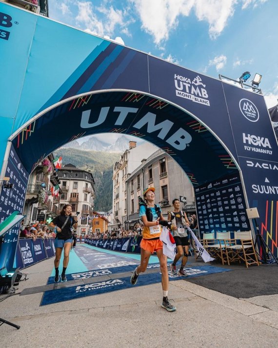 HOKA UTMB 몽블랑 피니시라인을 통과하는 팀 호카 코리아 박소영